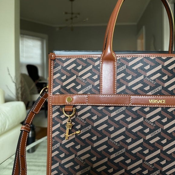 VERSACE
La Greca Signature Tote Bag - Picture 7 of 13